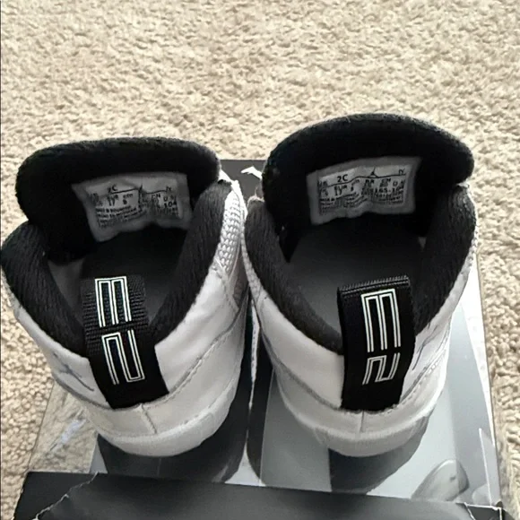 Jordan Kids' Sneakers - White and Blue - Picture 2 of 4